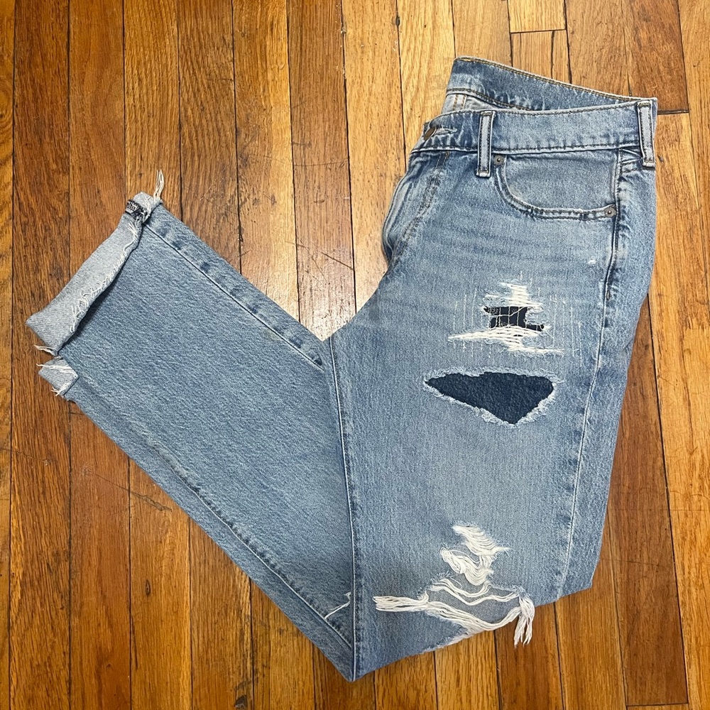 32/34 Men’s Abercrombie & Fitch Blue distressed jeans with patches.